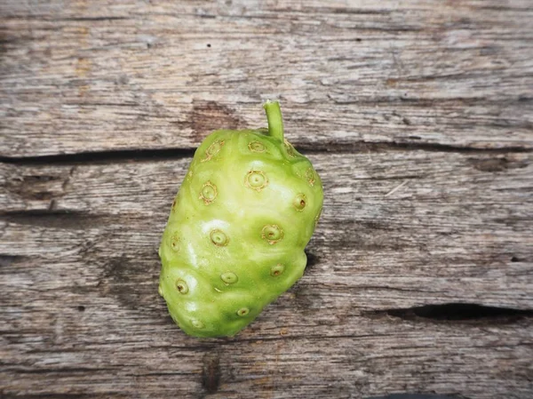 Fresca Fruta Noni Madura Sobre Fondo Madera — Foto de Stock