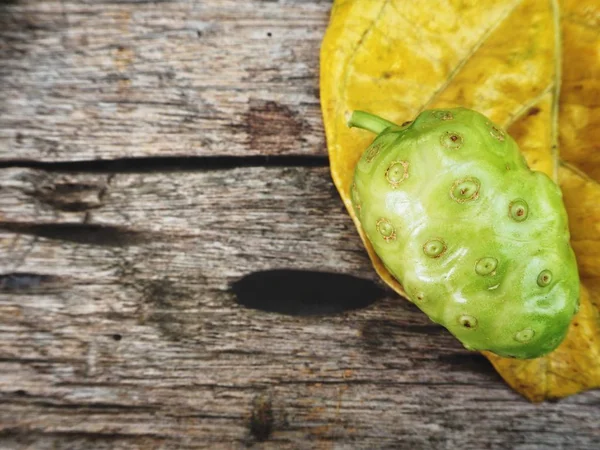 Noni Frucht Mit Blatt Auf Holzgrund — Stockfoto