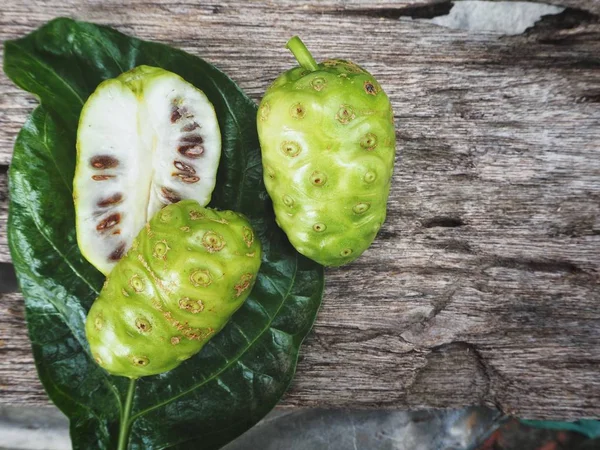 Grön Noni Frukt Med Blad Trä Bakgrund — Stockfoto