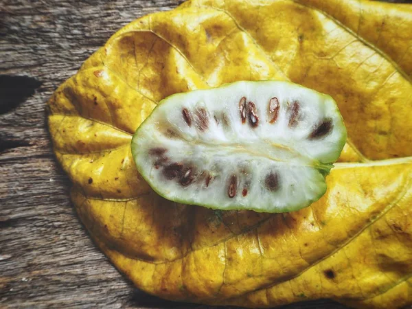 Fruits Noni Verts Avec Feuille Sur Fond Bois — Photo