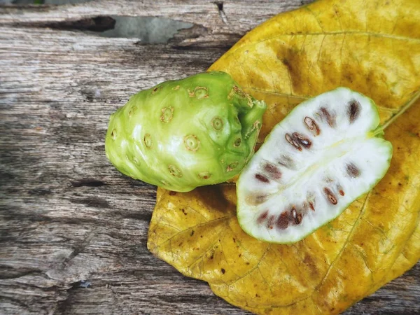 Frutos Noni Verde Con Hoja Sobre Fondo Madera — Foto de Stock