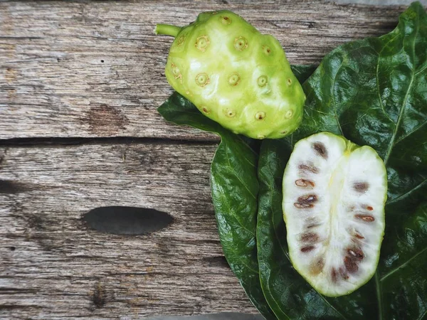 Grön Noni Frukt Med Blad Trä Bakgrund — Stockfoto