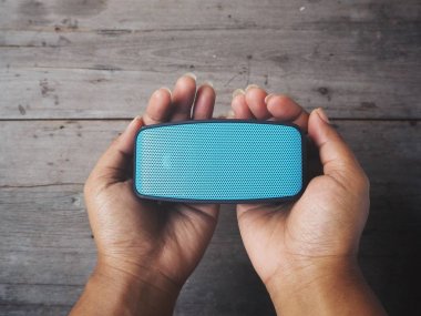 Taşınabilir ses hoparlör elinde tutan kişinin kısmi üstten görünüm