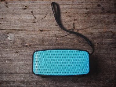 Taşınabilir ses hoparlör üstten görünüm ahşap tablo  