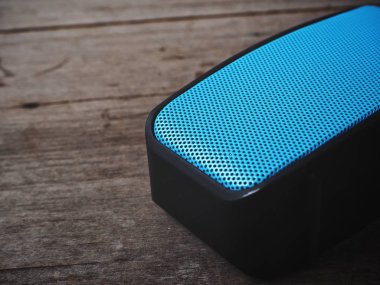 Taşınabilir ses hoparlör ahşap masa üzerinde görmek