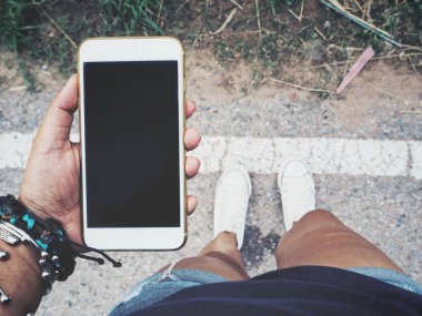 Smartphone ile boş ekran kullanan kişi resmini kırpılmış