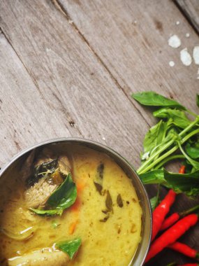 yeşil köri tavuk ve kırmızı biber ile ahşap tablo, Tayland yemeği görmek 