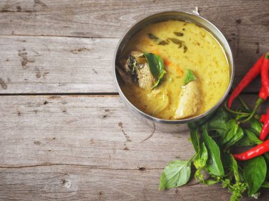 yeşil köri tavuk ve kırmızı biber ile üstten görünüm üzerinde ahşap masa, Tayland Gıda  