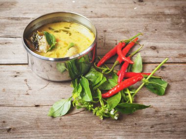 Yeşil köri tavuk ve kırmızı biber ahşap tablo, Tayland Gıda 