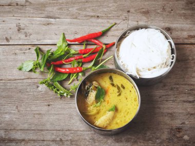 Geleneksel Tay yeşil köri pirinç noodle ahşap arka plan üzerinde ile