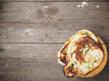 Ahşap arka plan üzerinde geleneksel Hint naan ekmek görünümü