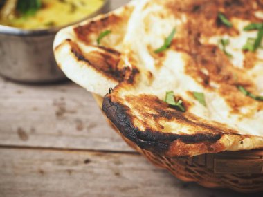 Hint naan ekmek ile köri