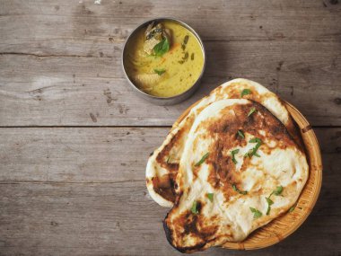 Hint naan ekmek ile köri