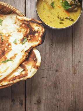 Hint naan ekmek ile köri