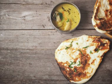 Hint naan ekmek ile köri