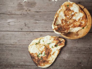 Ahşap arka plan üzerinde geleneksel Hint naan ekmek görünümü