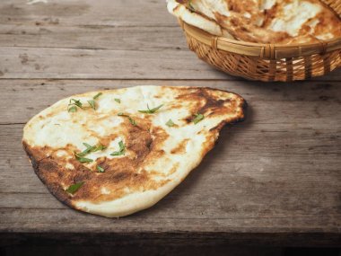 Ahşap arka plan üzerinde geleneksel Hint naan ekmek görünümü