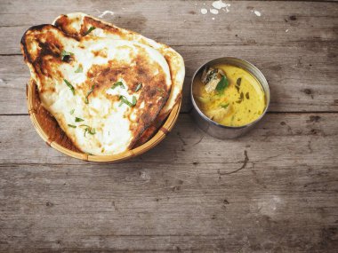 Hint naan ekmek ile köri