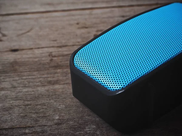 Taşınabilir ses hoparlör ahşap masa üzerinde görmek