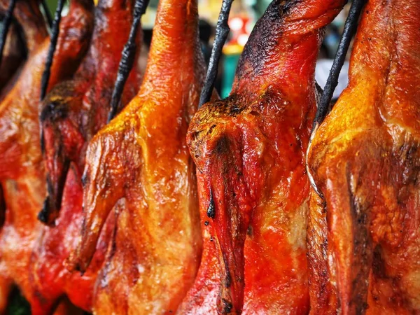 伝統的な中華料理の表示を閉じる鴨のロースト — ストック写真