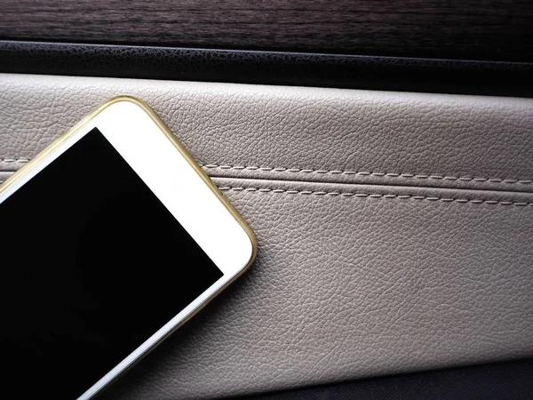 Zbliżenie Smartphone Pustego Ekranu Drzwi Samochodu — Zdjęcie stockowe