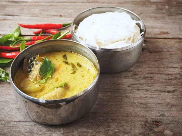 Geleneksel Tay yeşil köri pirinç noodle ahşap arka plan üzerinde ile