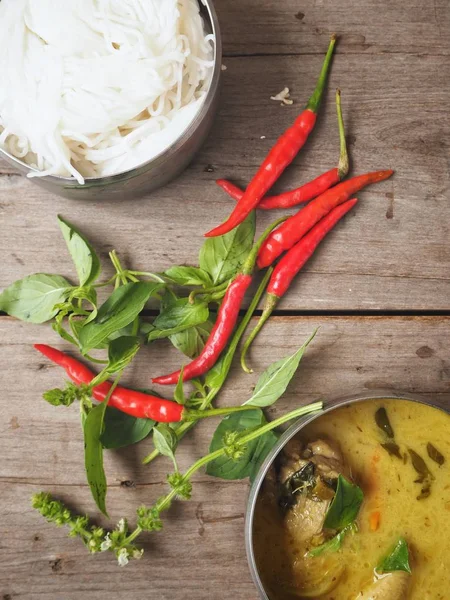 Tajskie zielone curry z makaronem i ryżem — Zdjęcie stockowe