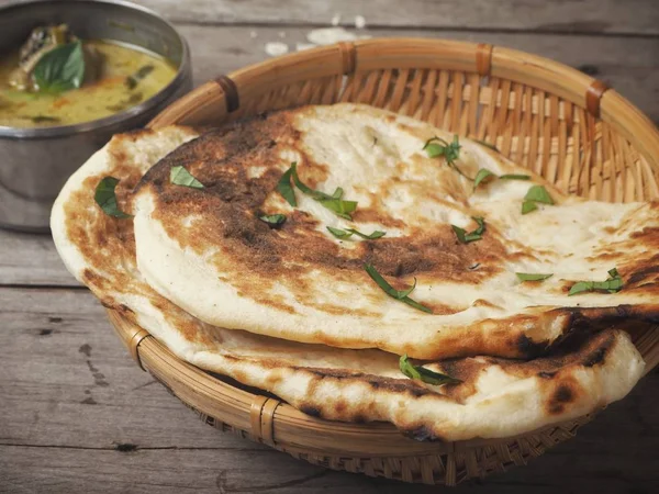 Pan de naan indio con curry — Foto de Stock