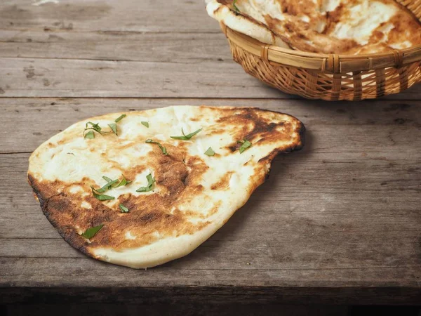 Ahşap arka plan üzerinde geleneksel Hint naan ekmek görünümü