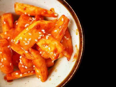 Daikon siyah arka planda kimchi turp