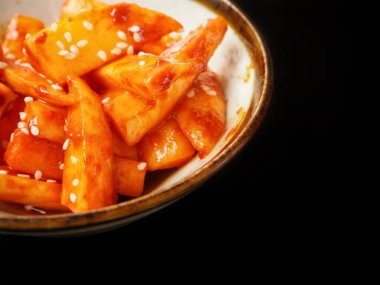 Daikon siyah arka planda kimchi turp