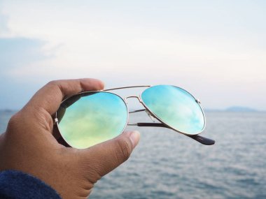 Güneşin selfie taraftan beach ile gözlük