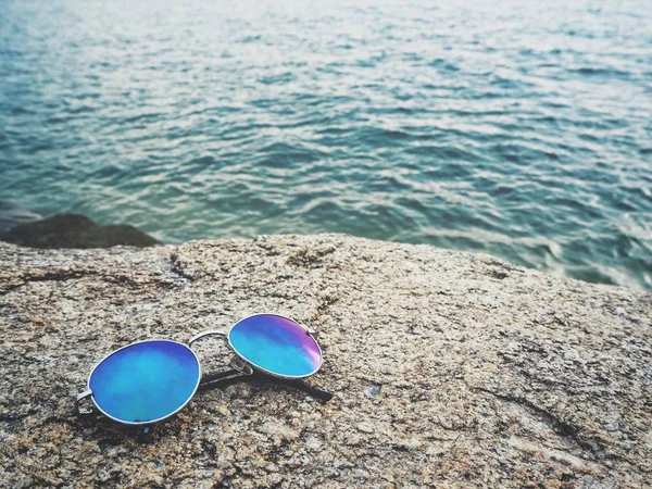 沙滩上的太阳镜 — 图库照片