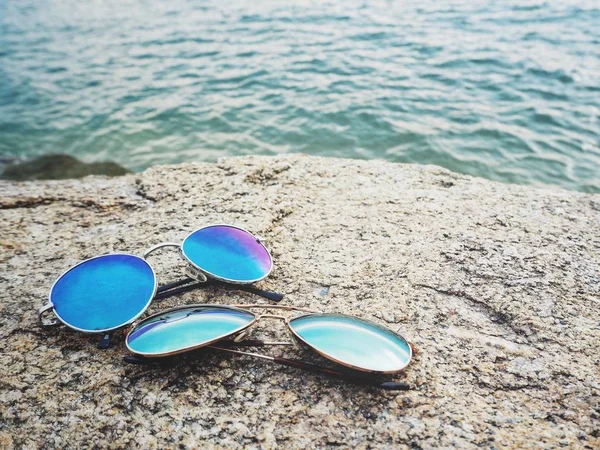 Gafas de sol en la playa — Foto de Stock