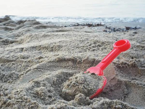 Brinquedos de praia de crianças em areia — Fotografia de Stock