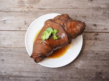 Geleneksel Çin yemekleri kavurma domuz gri ahşap zemin üzerine