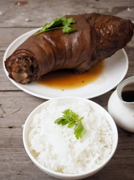 Comida Tradicional China Cerdo Estofado Con Arroz Cocido Terreno Madera — Foto de Stock