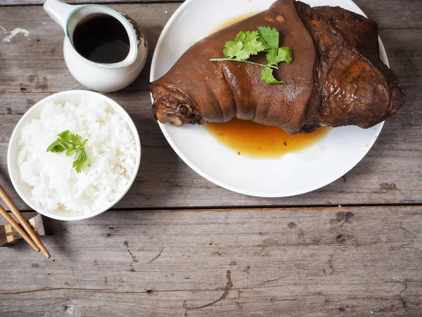 Comida Tradicional China Cerdo Estofado Con Arroz Cocido Terreno Madera — Foto de Stock