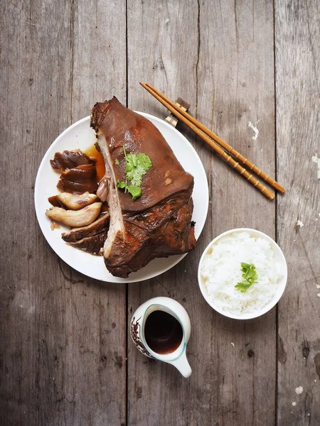 Comida Tradicional China Cerdo Estofado Con Arroz Cocido Terreno Madera — Foto de Stock