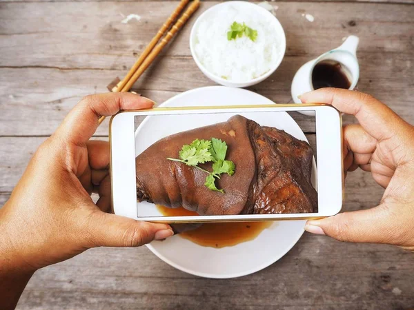 Mujer Tomando Fotos Cerdo Estofado Con Smartphone — Foto de Stock