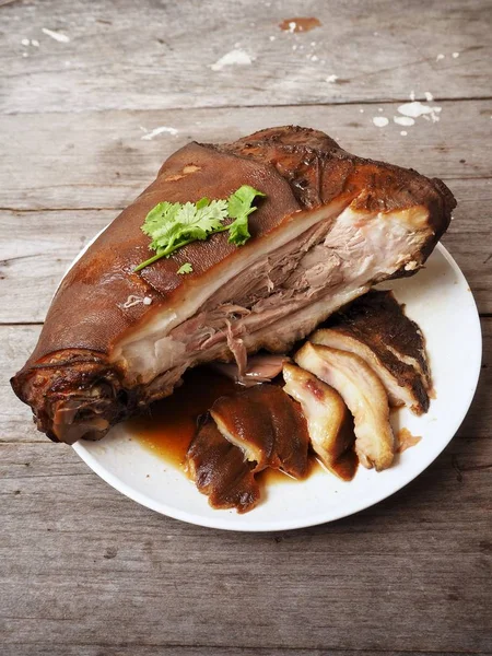 Carne Maiale Brasata Tradizionale Affettata Sfondo Legno — Foto Stock