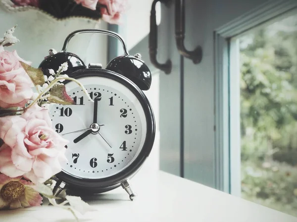 Ρολόι-ξυπνητήρι με τριαντάφυλλο και παράθυρο — Φωτογραφία Αρχείου