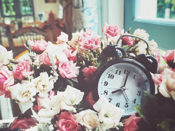 Relógio despertador com rosa e janela — Fotografia de Stock