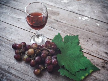 Ahşap arka plan üzerinde Olgun üzüm ile taze üzüm suyu