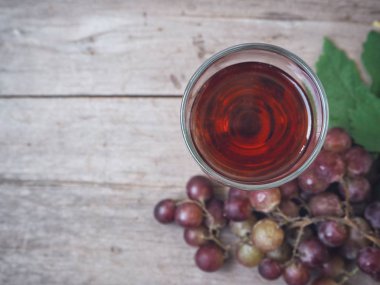 Olgun üzüm ile taze üzüm suyu üstten görünüm ahşap arka plan üzerinde