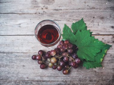 Olgun üzüm ile taze üzüm suyu üstten görünüm ahşap arka plan üzerinde