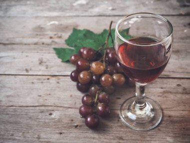 Ahşap arka plan üzerinde Olgun üzüm ile taze üzüm suyu