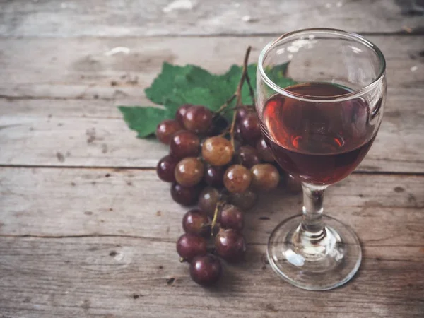 Ahşap arka plan üzerinde Olgun üzüm ile taze üzüm suyu