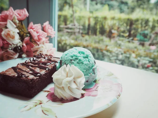 薄荷冰淇淋在老式盘子里配上巧克力蛋糕 — 图库照片