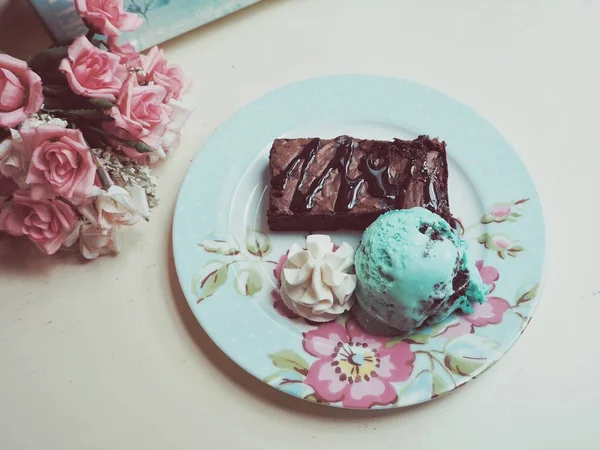 Mint Lody Serwowane Ciasto Czekoladowe Talerz Vintage — Zdjęcie stockowe